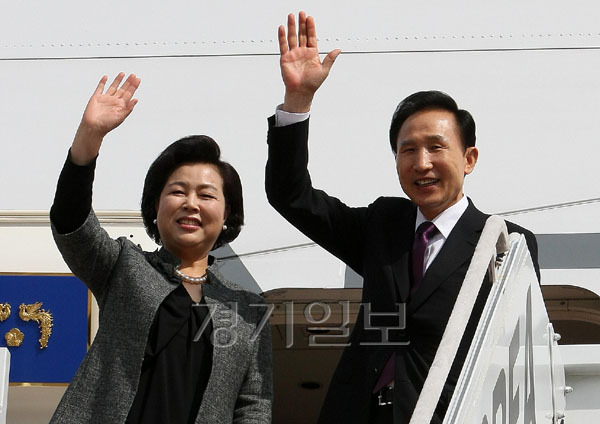 유엔 총회와 기후변화정상회의, G20 금융정상회의에 참석하기 위해 출국하는 이명박 대통령과 부인 김윤옥 여사가 20일 오후 서울공항에서 환송나온 인사들에게 손을 들어 인사하고 있다. /연합뉴스