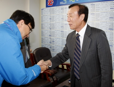 경기일보 이현락 사장(오른쪽)이 21일 제90회 전국체육대회가 열린 대전광역시의 경기도 상황실을 방문, 경기도체육회 관계자에게 격려금을 전달하며 선전을 당부하고 있다.