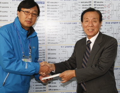 경기일보 이현락 사장(오른쪽)이 21일 제90회 전국체육대회가 열린 대전광역시의 경기도 상황실을 방문, 경기도체육회 관계자에게 격려금을 전달하며 선전을 당부하고 있다.