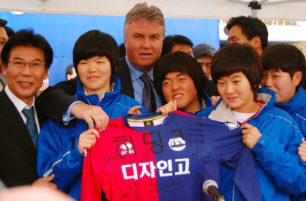히딩크 감독이 28일 인천 서구 포스코파워 신석체육공원을 방문, 인천디자인여고 축구부 학생들로부터 유니폼 선물을 받고 기념촬영을 하고 있다. /인천구단 제공