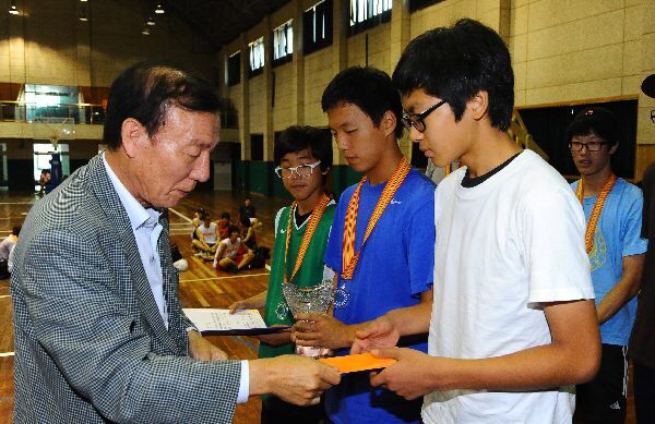 시상식에서 공동 대회장인 이현락 경기일보 사장이 중등부 준우승팀에 대한 시상을 하고 있다.