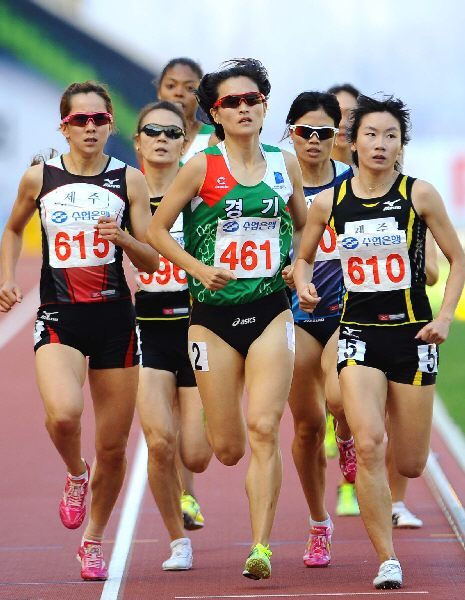 10일 경남 진주종합경기장에서 열린 제91회 전국체육대회 육상 여자 일반부 800m 결승에서 ‘주부선수’ 허연정(461번·고양시청)이 선두에서 힘찬 질주를 하고있다. 허연정은 2008년까지 대회 6연패를 달성한 뒤 지난해 넘어지며 부진했던 아쉬움을 날리고 2년 만에 우승을 차지했다. 체전 특별취재반