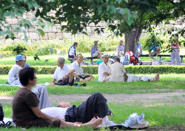 전국적으로 연일 폭염이 기승을 부리고 있다. 더위를 피해 공원을 찾은 노인들이 그늘 아래서 휴식을 취하며 여름을 나고 있다. 수원시 전충호