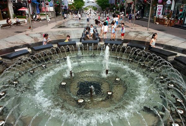 폭우가 멈추고 다시 무더위가 찾아왔다. 수원 나혜석 거리의 분수대에 물놀이 나온 아이들이 부러워진다