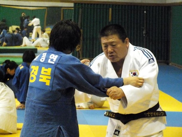 기술지도를 하고있는 서정복 감독.