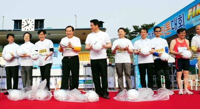 여인국 과천시장과 임창열 경기일보 회장 등 내빈들이 시민들에게 축구공을 증정하고 있다. 특별취재반
