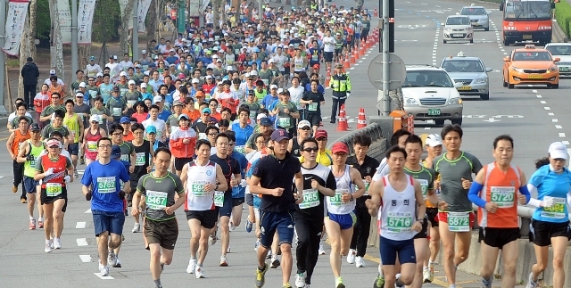 화창한 봄날씨를 보인 29일 경기일보와 과천시가 함께하는 2012 과천 마라톤대회가 관문체육공원 일대에서 펼쳐졌다. 5천여 명의 선수가 가족이 참가한 이번 대회는 풀코스, 하프코스, 10km, 5km 코스로 나뉘어 진행됐다. 참가자들이 관문체육공원 앞 주로를 달리고 있다. 특별 취재반