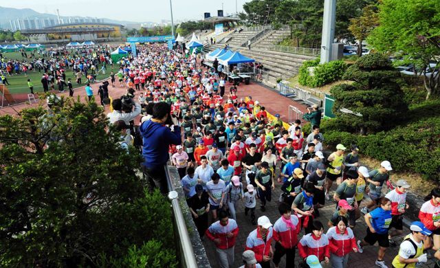 29일 과천 관문체육공원에서 과천시와 경기일보 공동주최로 열린 ‘2012 과천마라톤대회’에서 풀코스, 하프코스, 10km, 5km에 참가한 5천여명의 마라토너와 시민들이 출발신호와 함께 힘차게 출발하고 있다. 특별취재반