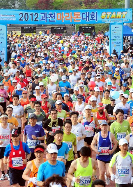 29일 과천 관문체육공원에서 과천시와 경기일보 공동주최로 열린 ‘2012 과천마라톤대회’에서 풀코스, 하프코스, 10km, 5km에 참가한 5천여명의 마라토너와 시민들이 출발신호와 함께 힘차게 출발하고 있다. 특별취재반