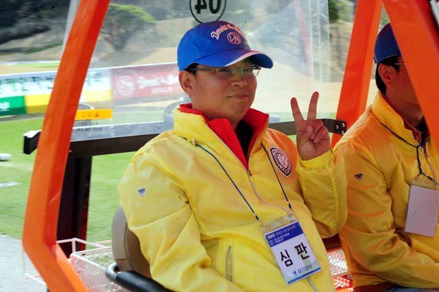 공정한 경기를 위해 분주한 모습을 보이고 있는 심판진들.