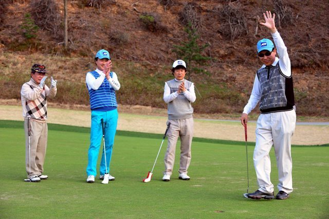27일 경기일보와 포천힐스 CC 공동주최로 열린 ADT캡스와 함께하는 경제인자선골프대회에서 한 참가자가 멋진퍼팅을 선보이자 동료들이 축하해 주고 있다. 김시범기자 sbkim@kyeonggi.com
