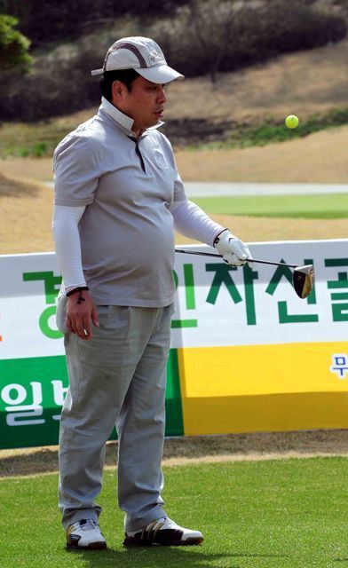 27일 경기일보와 포천힐스 CC 공동주최로 열린 ADT캡스와 함께하는 경제인자선골프대회에서 한 참가자가 골프채 와 공으로 묘기를 선보이고 있다. 김시범기자 sbkim@kyeonggi.com