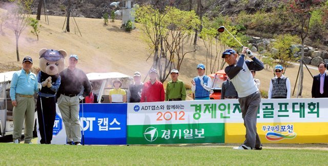 27일 경기일보와 포천힐스 CC 공동주최로 열린 ADT캡스와 함께하는 경제인자선골프대회에서 임창열 경기일보 대표이사 회장, 신승남 전 검찰총장, 브래드 벅월터 ADT캡스 코리아 대표 등 내빈들이 시타를 하고 있다. 김시범기자 sbkim@kyeonggi.com