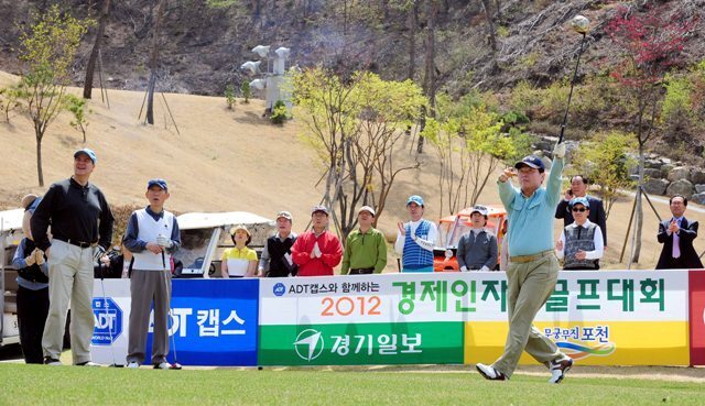 27일 경기일보와 포천힐스 CC 공동주최로 열린 ADT캡스와 함께하는 경제인자선골프대회에서 임창열 경기일보 대표이사 회장, 신승남 전 검찰총장, 브래드 벅월터 ADT캡스 코리아 대표 등 내빈들이 시타를 하고 있다. 김시범기자 sbkim@kyeonggi.com