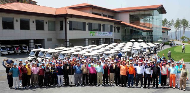 27일 경기일보와 포천힐스 CC 공동주최로 열린 ADT캡스와 함께하는 경제인자선골프대회에서 참가자들이 기념촬영을 하고 있다. 김시범기자 sbkim@kyeonggi.com
