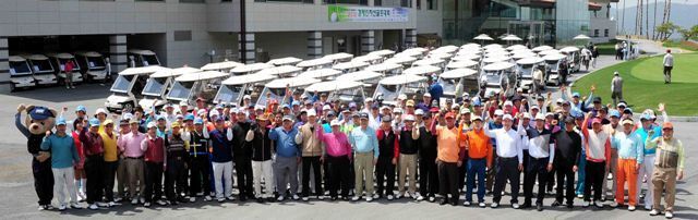 27일 경기일보와 포천힐스 CC 공동주최로 열린 ADT캡스와 함께하는 경제인자선골프대회에서 참가자들이 기념촬영을 하고 있다. 김시범기자 sbkim@kyeonggi.com