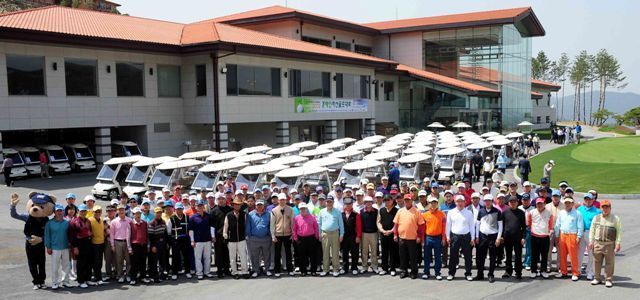 27일 경기일보와 포천힐스 CC 공동주최로 열린 ADT캡스와 함께하는 경제인자선골프대회에서 참가자들이 기념촬영을 하고 있다. 김시범기자 sbkim@kyeonggi.com
