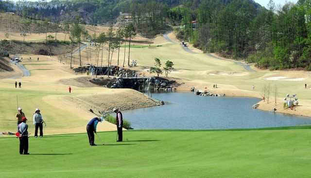 27일 경기일보와 포천힐스 CC 공동주최로 열린 ADT캡스와 함께하는 경제인자선골프대회에서 참가자들이 멋진 풍경의 홀을 돌며 골프경기를 즐기고 있다. 김시범기자 sbkim@kyeonggi.com