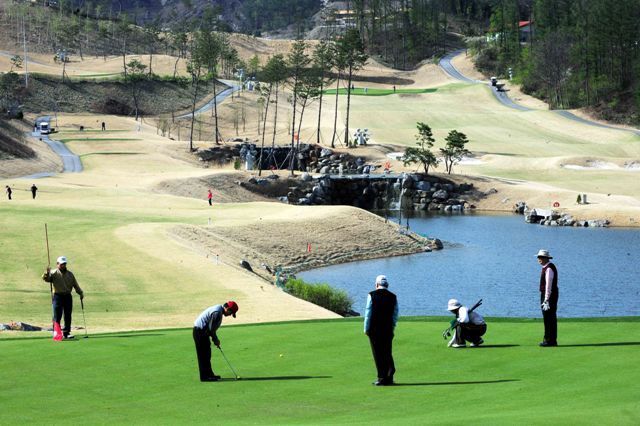 27일 경기일보와 포천힐스 CC 공동주최로 열린 ADT캡스와 함께하는 경제인자선골프대회에서 참가자들이 멋진 풍경의 홀을 돌며 골프경기를 즐기고 있다. 김시범기자 sbkim@kyeonggi.com
