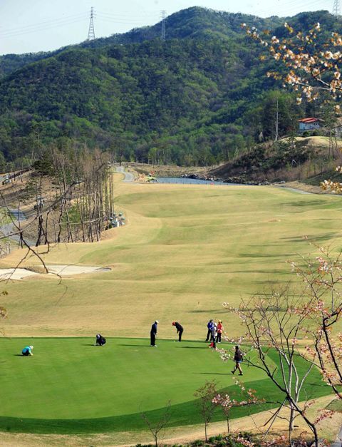 27일 경기일보와 포천힐스 CC 공동주최로 열린 ADT캡스와 함께하는 경제인자선골프대회에서 참가자들이 멋진 풍경의 홀을 돌며 골프경기를 즐기고 있다. 김시범기자 sbkim@kyeonggi.com