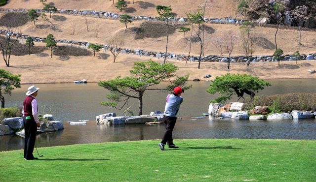 27일 경기일보와 포천힐스 CC 공동주최로 열린 ADT캡스와 함께하는 경제인자선골프대회에서 참가자들이 멋진 풍경의 홀을 돌며 골프경기를 즐기고 있다. 김시범기자 sbkim@kyeonggi.com