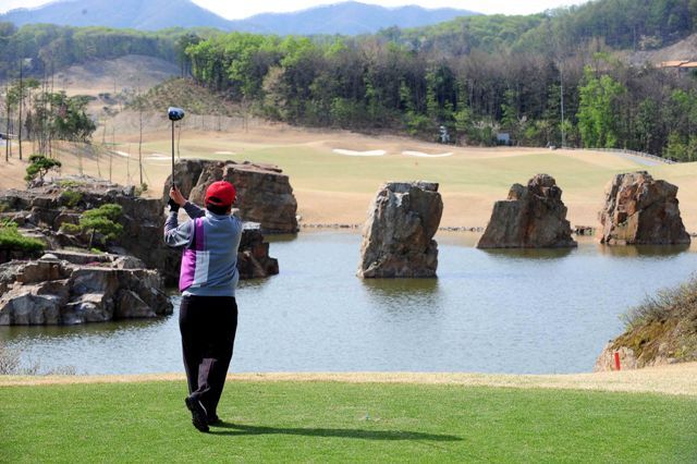 27일 경기일보와 포천힐스 CC 공동주최로 열린 ADT캡스와 함께하는 경제인자선골프대회에서 참가자들이 멋진 풍경의 홀을 돌며 골프경기를 즐기고 있다. 김시범기자 sbkim@kyeonggi.com