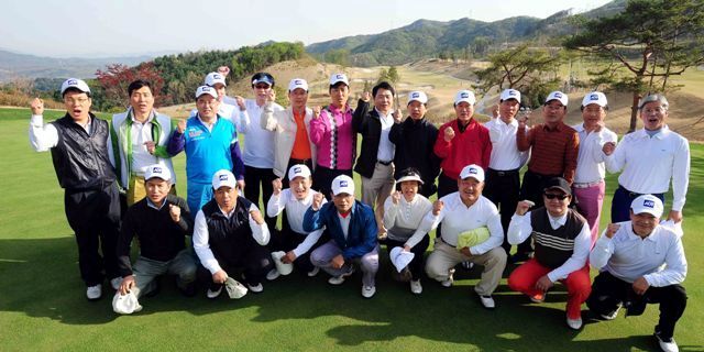 27일 경기일보와 포천힐스 CC 공동주최로 열린 ADT캡스와 함께하는 경제인자선골프대회에서 경기신용보증재단 참가자들이 기념촬영을 하고 있다. 김시범기자 sbkim@kyeonggi.com