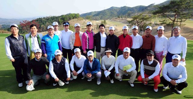 27일 경기일보와 포천힐스 CC 공동주최로 열린 ADT캡스와 함께하는 경제인자선골프대회에서 경기신용보증재단 참가자들이 기념촬영을 하고 있다. 김시범기자 sbkim@kyeonggi.com