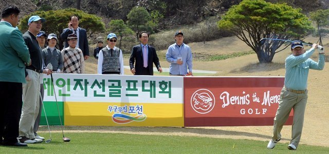 경기일보와 포천힐스가 공동 주최한 ADT 캡스와 함께하는 2012 경제인 자선 골프대회가 27일 포천힐스 CC에서 펼쳐졌다. 임창열 경기일보 대표이사 회장이 시타를 하고 있다. 추상철기자 scchoo@kyeonggi.com