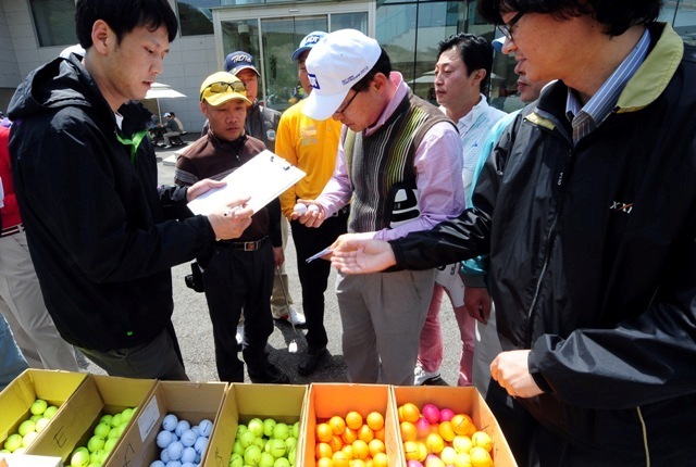 경기일보와 포천힐스가 공동 주최한 ADT 캡스와 함께하는 2012 경제인 자선 골프대회가 27일 포천힐스 CC에서 펼쳐졌다. 대회 전 참가자들에게 골프공을 나눠주고 있다. 추상철기자 scchoo@kyeonggi.com
