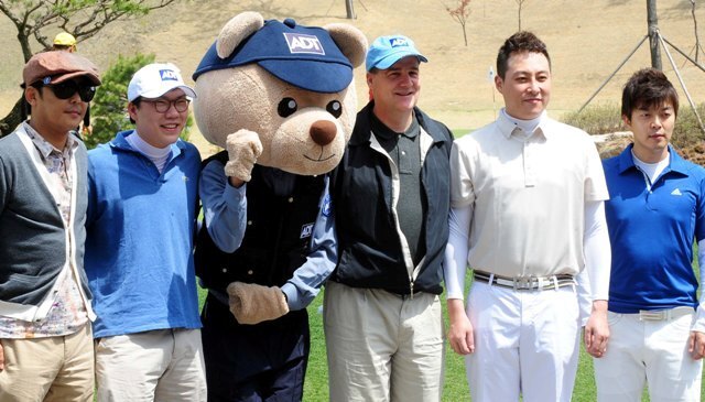 경기일보와 포천힐스가 공동 주최한 ADT 캡스와 함께하는 2012 경제인 자선 골프대회가 27일 포천힐스 CC에서 펼쳐졌다. ADT 캡스 참가자들이 기념촬영을 하고 있다. 추상철기자 scchoo@kyeonggi.com