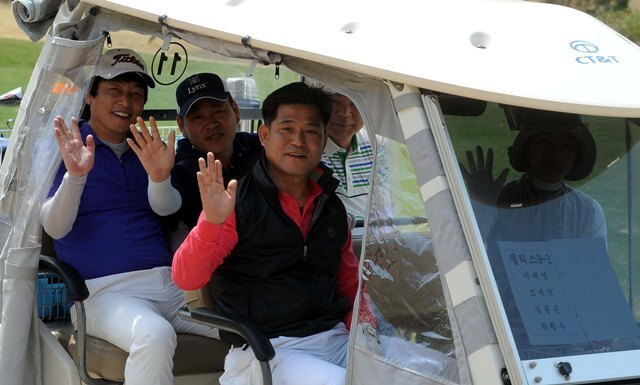 경기일보와 포천힐스가 공동 주최한 ADT 캡스와 함께하는 2012 경제인 자선 골프대회가 27일 포천힐스 CC에서 펼쳐졌다.  골프 카트에 탄 참가자들이 손을 흔들고 있다. 추상철기자 scchoo@kyeonggi.com