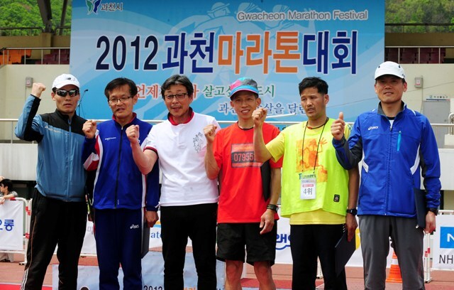 2012 과천마라톤대회 남 풀코스 입상자들.