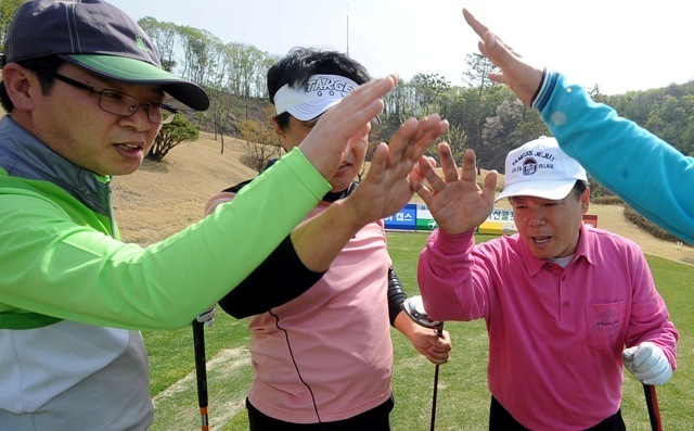 경기일보와 포천힐스가 공동 주최한 ADT 캡스와 함께하는 2012 경제인 자선 골프대회가 27일 포천힐스 CC에서 펼쳐졌다. 참가자들이 공정한 경기를 펼칠 것을 다짐하고 있다. 추상철기자 scchoo@kyeonggi.com