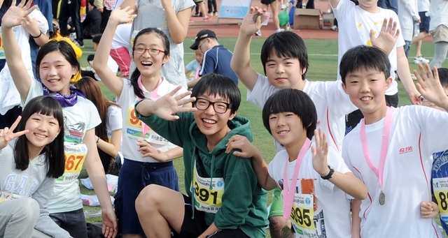 완주한 학생들이 손을 흔들며 즐거워 하고 있다. 특별 취재반