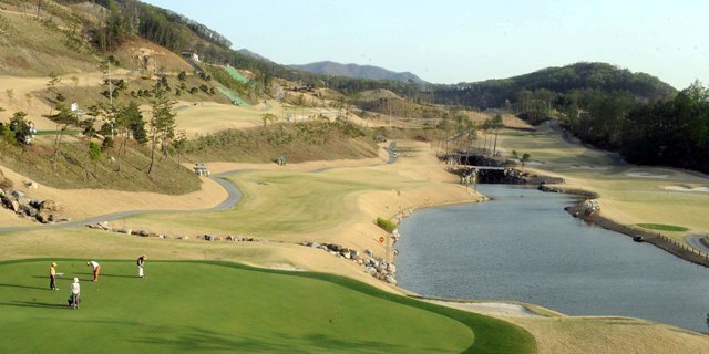 경기일보와 포천힐스가 공동 주최한 ADT 캡스와 함께하는 2012 경제인 자선 골프대회가 27일 포천힐스 CC에서 펼쳐졌다. 자연이 함께 어우러진 각 코스에서 참가자들이 실력을 겨루고 있다. 추상철기자 scchoo@kyeonggi.com