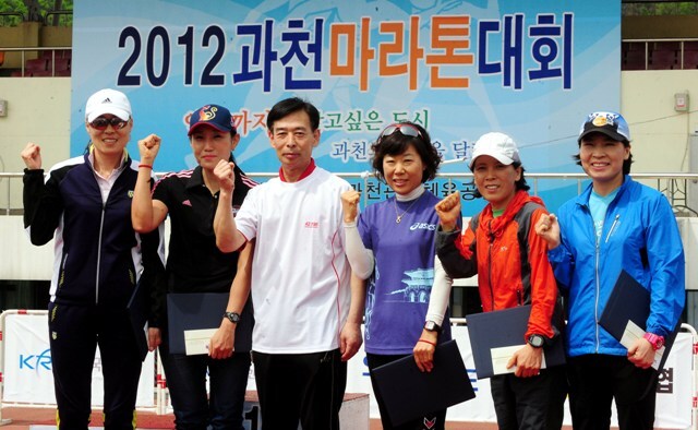 2012과천마라톤대회 여 5km 입상자들.