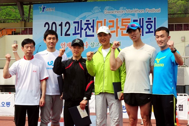 2012과천마라톤대회 남 5km 입상자들.