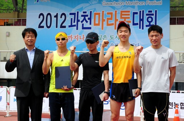 2012과천마라톤대회 남 10km 입상자들.