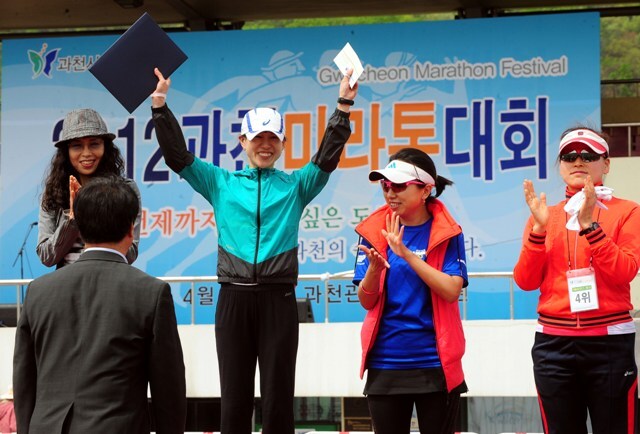 2012과천마라톤대회 여 10km 입상자들.