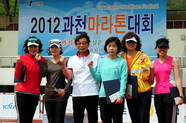 2012 과천마라톤대회 여 하프코스 입상자들.