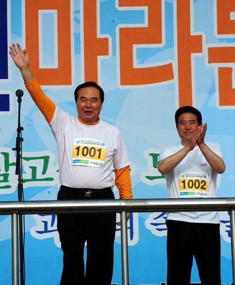2012 과천마라톤대회에서 임창열 경기일보 대표이사 회장이 참가자들에게 인사하고 있다.