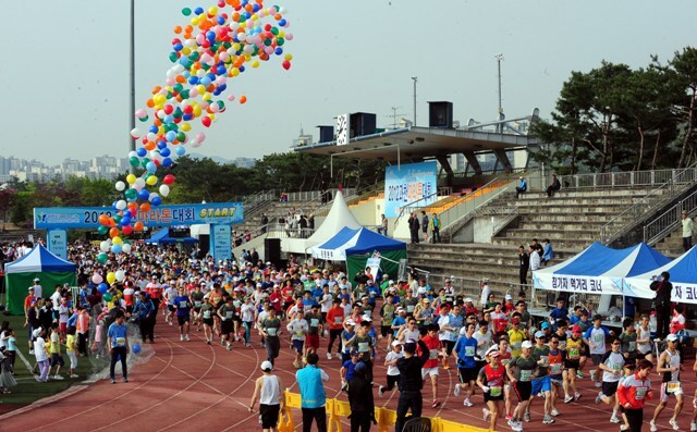 29일 과천관문체육공원에서 열린 2012 과천마라톤대회에서 각 코스별 5천여명의 마라토너들이 출발신호와 함께 힘차게 출발하고  있다. 특별취재반