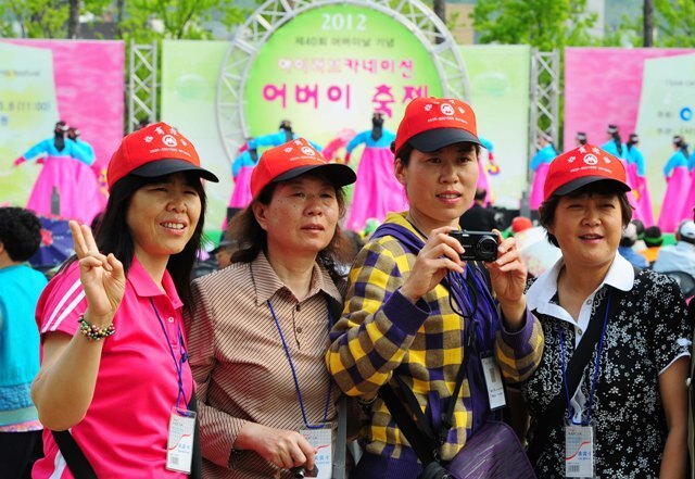 때마침 행사장을 찾은 중국 관광객들이 공연 무대를 배경으로 기념사진을 찍고 있다. 장용준기자 jyjun@kyeonggi.com