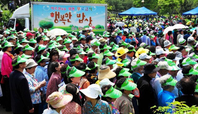 2만여명의 어르신들이 정성어린 점심 식사를 위해 더운 날씨속에서도 차례를 지키며 순서를 기다리고 있다. 장용준기자 jyjun@kyeonggi.com