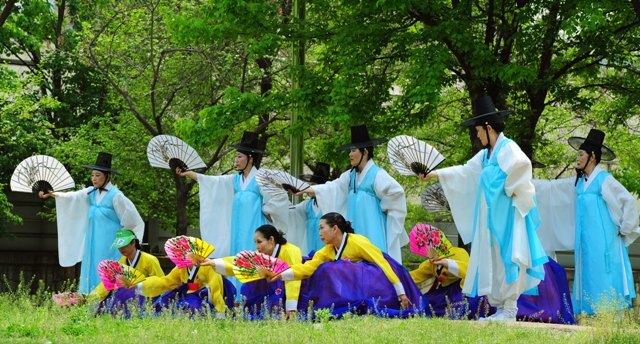 시니어 예술경연 대회의 한 참가팀이 푸르른 숲을 배경으로 연습에 구슬 땀을 흘리고 있다. 장용준기자 jyjun@kyeonggi.com