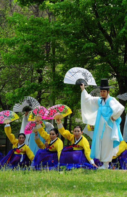 시니어 예술경연 대회의 한 참가팀이 푸르른 숲을 배경으로 연습에 구슬 땀을 흘리고 있다. 장용준기자 jyjun@kyeonggi.com