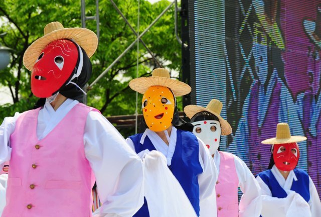 실버예술 공연대회에 참가한 메홀라 무용단원들이 각시탈 공연을 펼치고 있다. 장용준기자 jyjun@kyeonggi.com