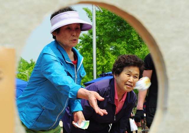 가족 체육놀이 마당을 찾은 어르신들이 즐거운 표정으로 콩주머니 던지기 경기를 하고 있다. 장용준기자 jyjun@kyeonggi.com
