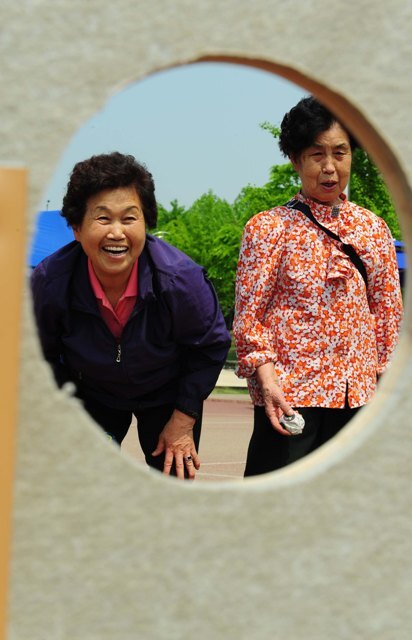 가족 체육놀이 마당을 찾은 어르신들이 즐거운 표정으로 콩주머니 던지기 경기를 하고 있다. 장용준기자 jyjun@kyeonggi.com